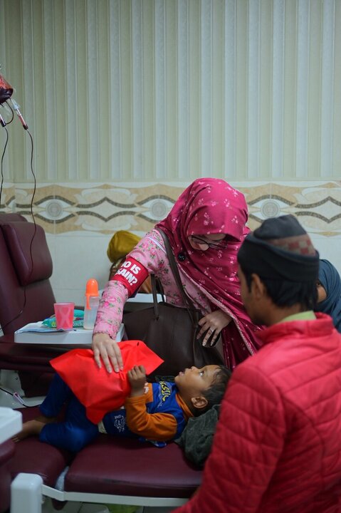 Informe fotográfico | Voluntarios de Who Is Hussain en Sialkot, Pakistán, llevan alegría a niños con talasemia en el aniversario del nacimiento del Imam Huséin (P)