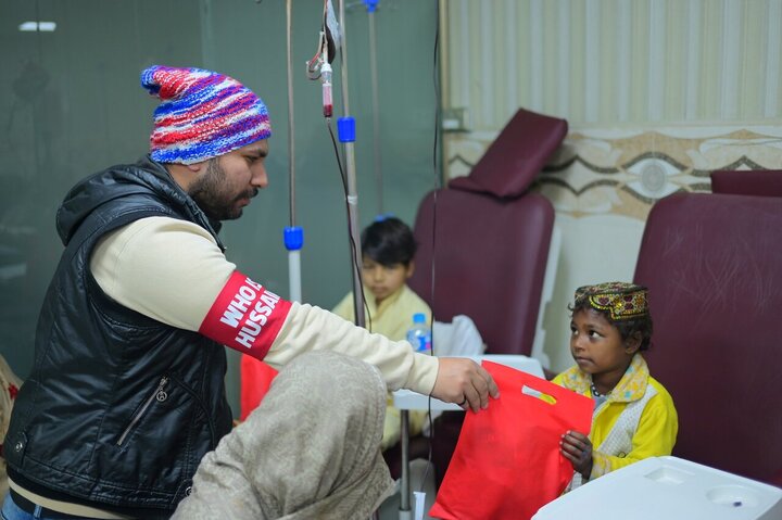 Informe fotográfico | Voluntarios de Who Is Hussain en Sialkot, Pakistán, llevan alegría a niños con talasemia en el aniversario del nacimiento del Imam Huséin (P)