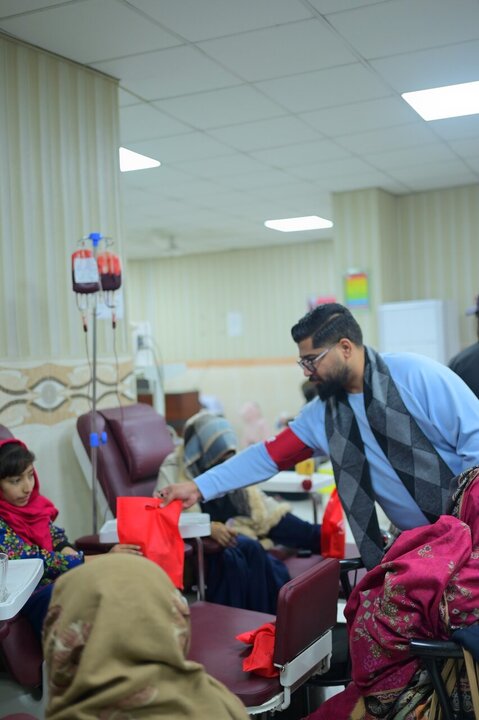 Informe fotográfico | Voluntarios de Who Is Hussain en Sialkot, Pakistán, llevan alegría a niños con talasemia en el aniversario del nacimiento del Imam Huséin (P)