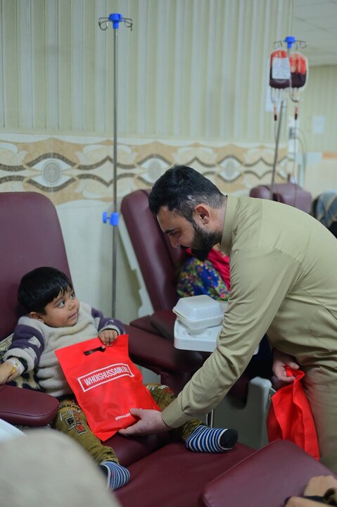 Informe fotográfico | Voluntarios de Who Is Hussain en Sialkot, Pakistán, llevan alegría a niños con talasemia en el aniversario del nacimiento del Imam Huséin (P)