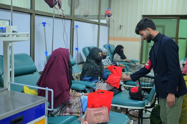 Informe fotográfico | Voluntarios de Who Is Hussain en Sialkot, Pakistán, llevan alegría a niños con talasemia en el aniversario del nacimiento del Imam Huséin (P)