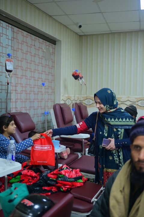 Informe fotográfico | Voluntarios de Who Is Hussain en Sialkot, Pakistán, llevan alegría a niños con talasemia en el aniversario del nacimiento del Imam Huséin (P)