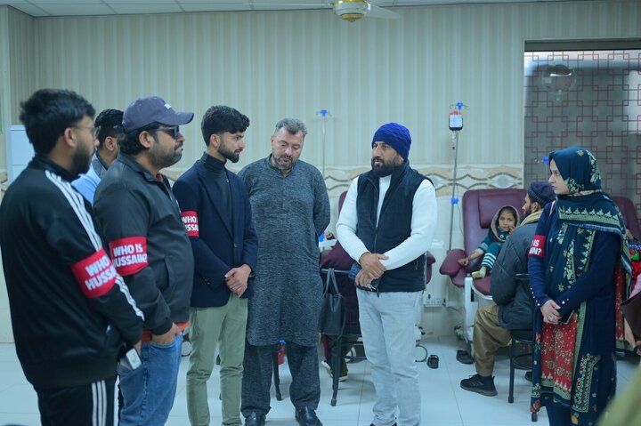 Informe fotográfico | Voluntarios de Who Is Hussain en Sialkot, Pakistán, llevan alegría a niños con talasemia en el aniversario del nacimiento del Imam Huséin (P)