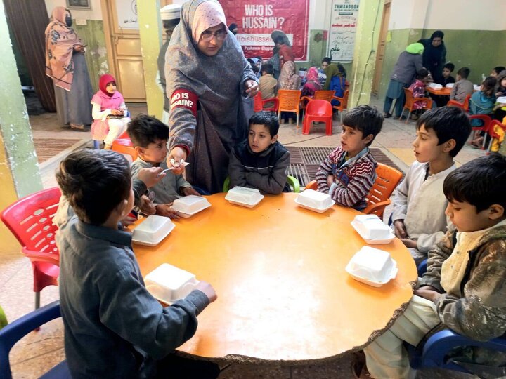 Informe fotográfico | El capítulo de Who is Hussain en Peshawar distribuye 50 paquetes de alimentos y lleva alegría y sonrisas a niños vulnerables