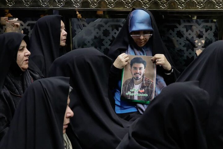 Informe fotográfico | Ceremonia de limpieza del polvo en el santuario sagrado del Imam Reza asistida por familias de mártires de los recientes disturbios