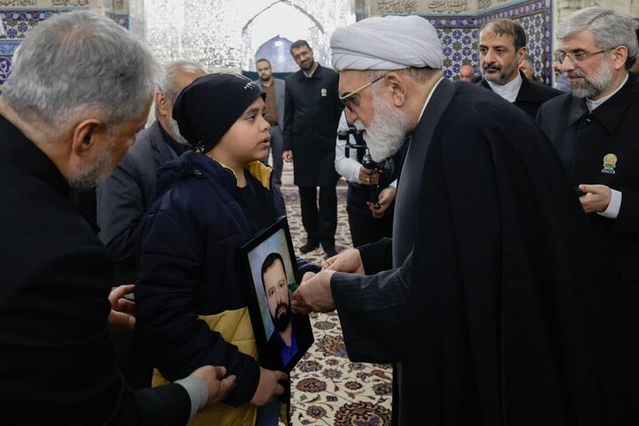 Informe fotográfico | Ceremonia de limpieza del polvo en el santuario sagrado del Imam Reza asistida por familias de mártires de los recientes disturbios