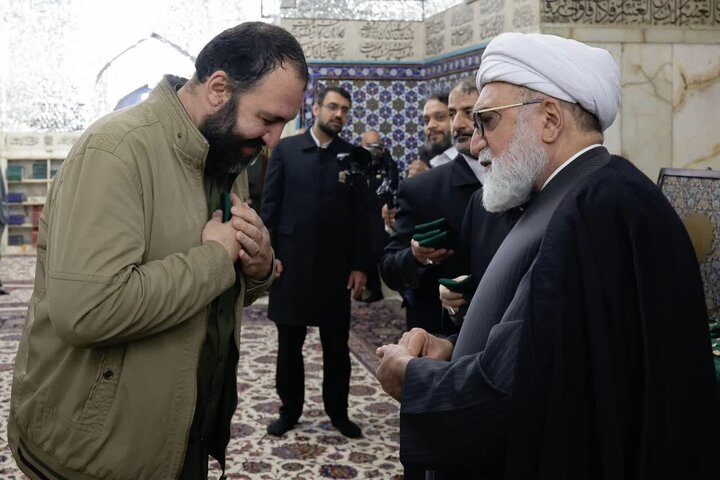 Informe fotográfico | Ceremonia de limpieza del polvo en el santuario sagrado del Imam Reza asistida por familias de mártires de los recientes disturbios