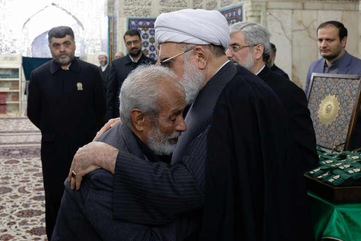 Foto / İmam Rıza (a.s.)’ın mübarek türbesi, isyan olaylarındaki şehitlerin ailelerinin katılımıyla temizlendi