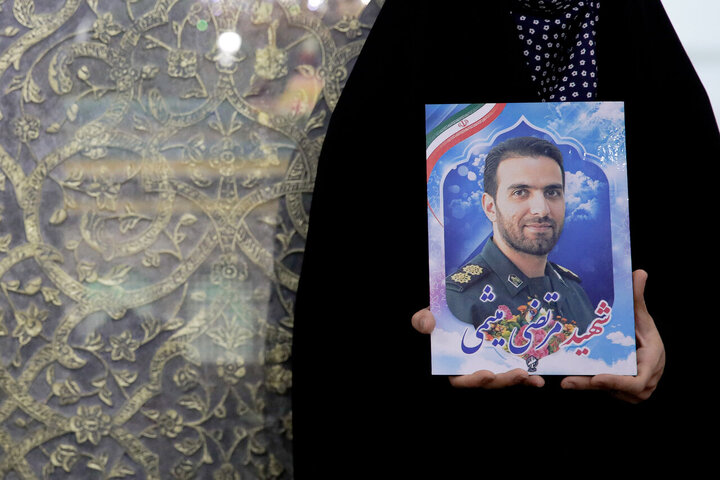 Foto / İmam Rıza (a.s.)’ın mübarek türbesi, isyan olaylarındaki şehitlerin ailelerinin katılımıyla temizlendi