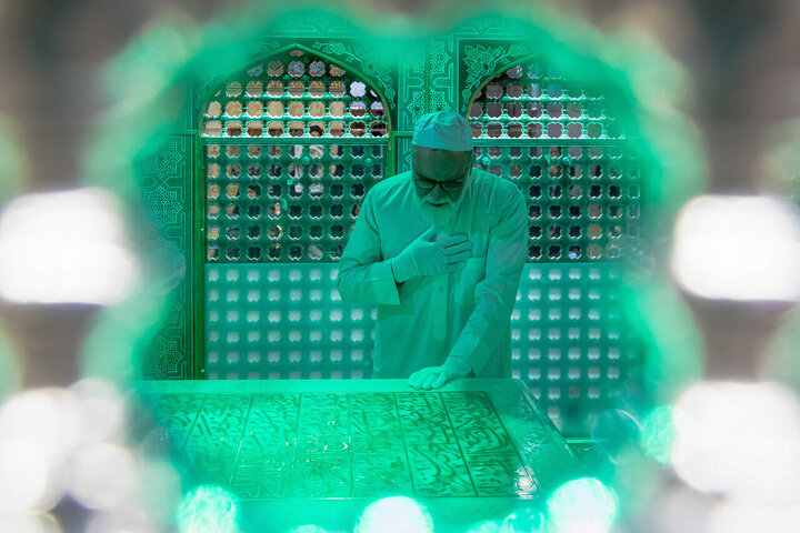 Foto / İmam Rıza (a.s.)’ın mübarek türbesi, isyan olaylarındaki şehitlerin ailelerinin katılımıyla temizlendi