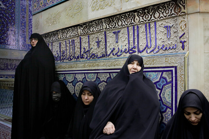 Foto / İmam Rıza (a.s.)’ın mübarek türbesi, isyan olaylarındaki şehitlerin ailelerinin katılımıyla temizlendi