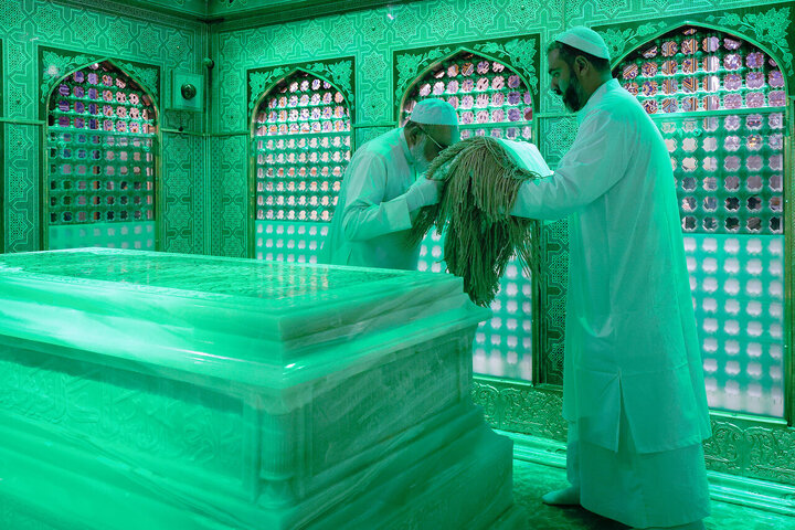 Foto / İmam Rıza (a.s.)’ın mübarek türbesi, isyan olaylarındaki şehitlerin ailelerinin katılımıyla temizlendi