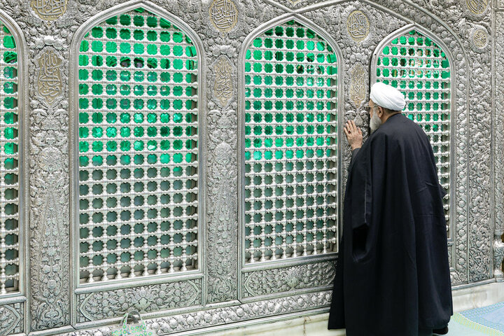 Foto / İmam Rıza (a.s.)’ın mübarek türbesi, isyan olaylarındaki şehitlerin ailelerinin katılımıyla temizlendi