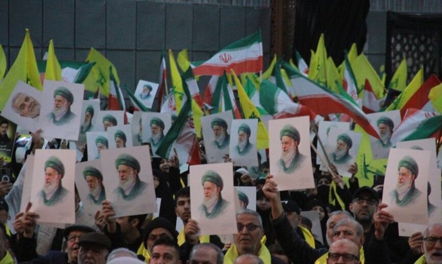 Hizbullah civînek mezin a gelî rêxist kir bo piştgirîya Îranê: Rêbertiya Îranê helwestê Emîrê Mûminan (s.x) di Şerê Ehzab de dubare dike