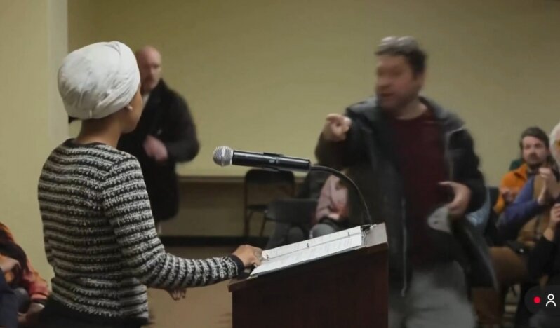 Minneapolis’te Saldırı: Temsilciler Meclisi Üyesi Ilhan Omar Halk Buluşmasında Hedef Alındı