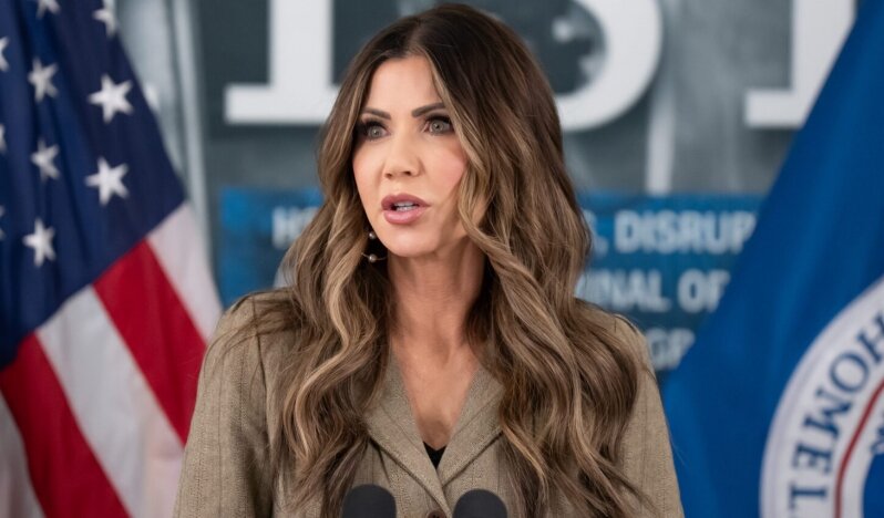 Minneapolis’te Federal Şiddet Tepki Çekiyor: Pretti’nin Ölümü Noem’i Kriz Merkezine Taşıdı