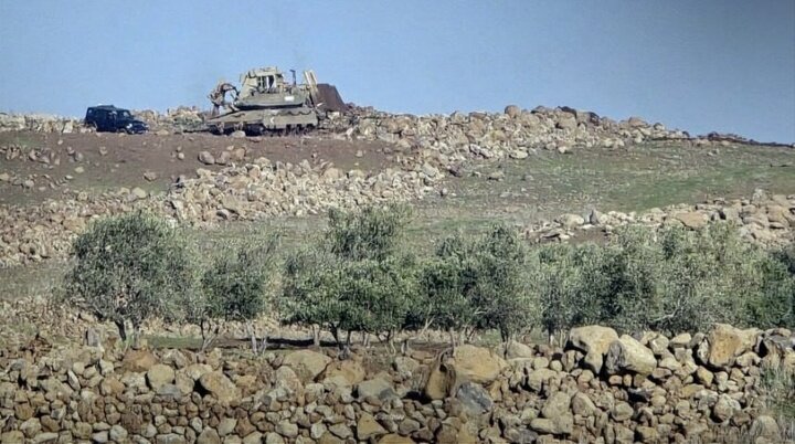 Rejîma Siyonîst êrîşî taxên rojavayî Der'ayê û bakurê Quneyterê kir.