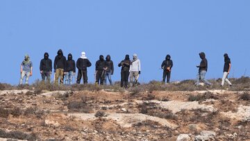 إتلاف محاصيل وإطلاق نار وإغلاق طرق مشاهد من استمرار عدوان المستوطنين 