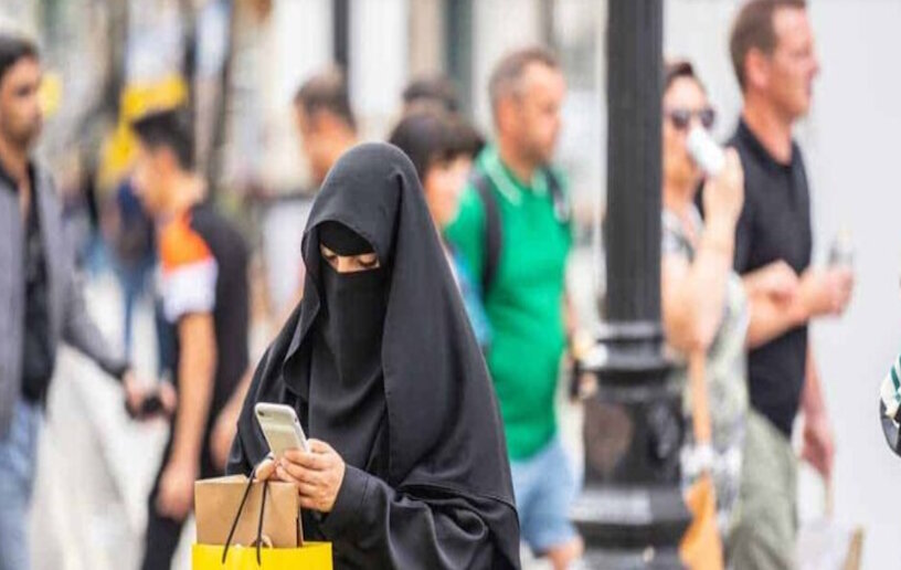 হিজাবকৃত নারীদের উপর ডাচ পুলিশ নির্মমভাবে আক্রমণ করছে