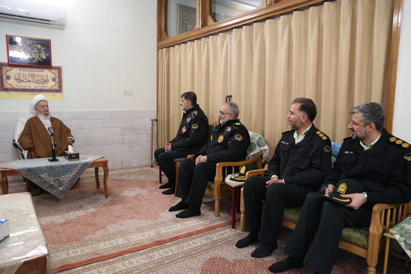 آية اللّه مكارم الشيرازيّ يشيد بتضحيات القوّات العسكريّة والأمنيّة/ ضرورة اهتمام المسؤولين بمعيشة الشعب