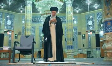 فيديو | قائد الثورة الاسلامية يزور مسجد جمكران ويصلي فيه