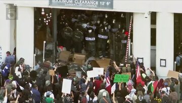 ویدیو | یورش مردم خشمگین آمریکا به ساختمان فدرال در لس‌آنجلس