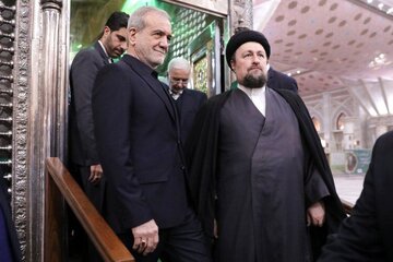 أعضاء الحكومة الإيرانية والرئيس الإيراني يجددون العهد مع مبادئ الإمام الخميني (رض)