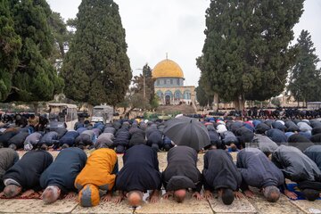 70,000 Palestinians attend Friday prayer at Aqsa Mosque