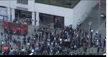 Vîdyo | Amerîkîyên hêrsbûyî êrîşî avahiya federal li Los Angelesê dikin