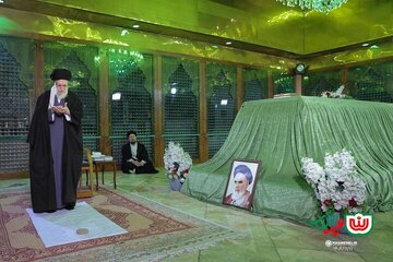 Supreme Leader visits Imam Khomeini Mausoleum in Tehran