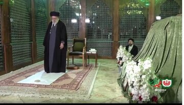 Vîdyo | Beşdariya Rêberê Mezin ê Şoreşa Îslamî ya Îranê li herema(li ser Tirba) pîroz a Îmam Xomeynî (RE)