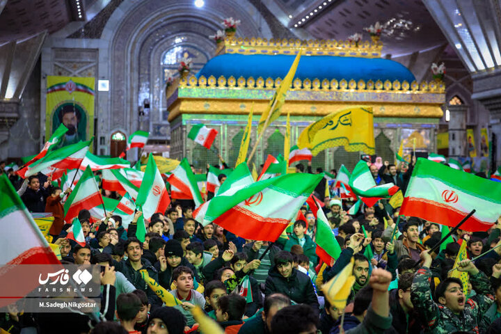 تقرير مصور/ آلاف الأطفال والشباب يحظرون في حرم الإمام الخميني (ره) لتجديد البيعة مع قيم ومبادئ الثورة الاسلامية