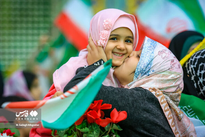 تقرير مصور/ آلاف الأطفال والشباب يحظرون في حرم الإمام الخميني (ره) لتجديد البيعة مع قيم ومبادئ الثورة الاسلامية