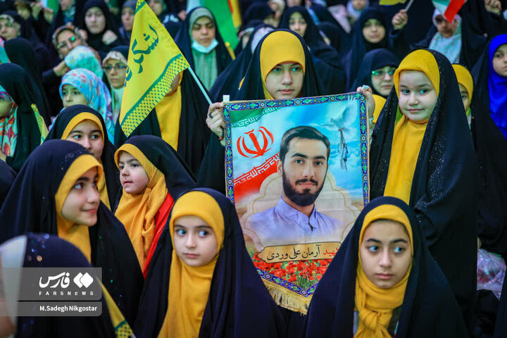 تقرير مصور/ آلاف الأطفال والشباب يحظرون في حرم الإمام الخميني (ره) لتجديد البيعة مع قيم ومبادئ الثورة الاسلامية