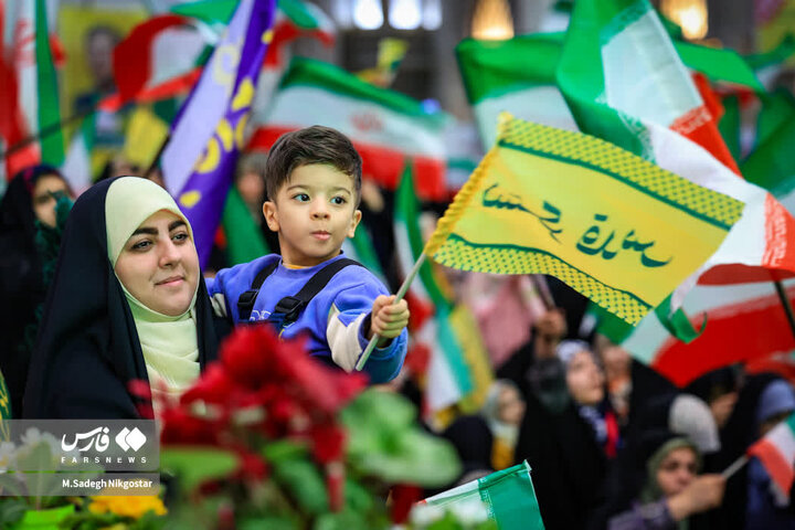 تقرير مصور/ آلاف الأطفال والشباب يحظرون في حرم الإمام الخميني (ره) لتجديد البيعة مع قيم ومبادئ الثورة الاسلامية