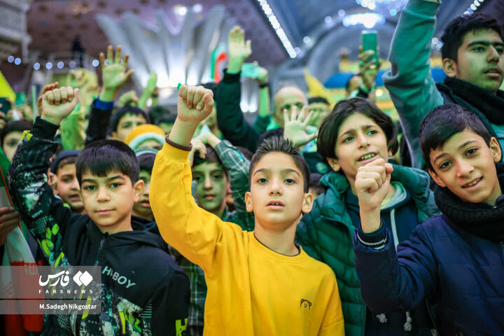 تقرير مصور/ آلاف الأطفال والشباب يحظرون في حرم الإمام الخميني (ره) لتجديد البيعة مع قيم ومبادئ الثورة الاسلامية