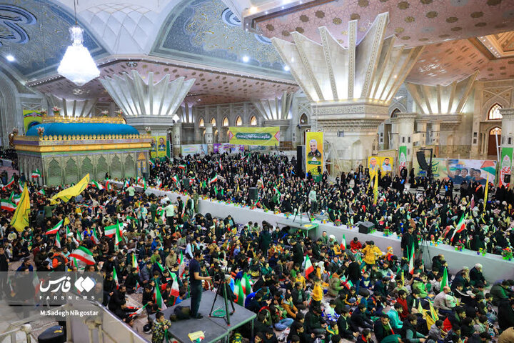 تقرير مصور/ آلاف الأطفال والشباب يحظرون في حرم الإمام الخميني (ره) لتجديد البيعة مع قيم ومبادئ الثورة الاسلامية