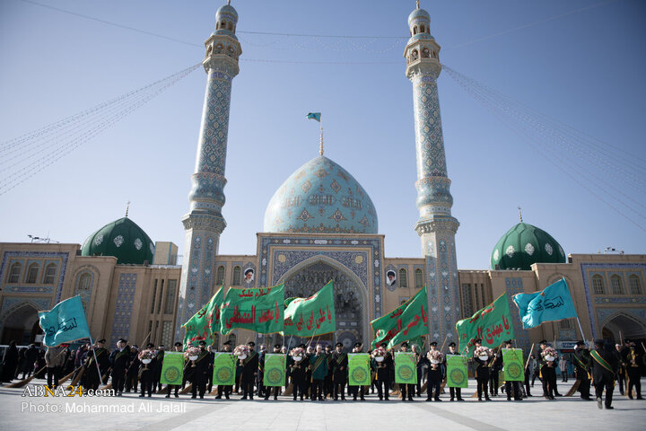 در آستانه میلاد با سعادت منجی عالم بشریت حضرت مهدی(عج)، آیین جاروکشی صحن و سرای آستان مقدس مسجد جمکران جمعه (۱۰ بهمن ۱۴۰۴) با حضور خادمان این آستان برگزار شد.