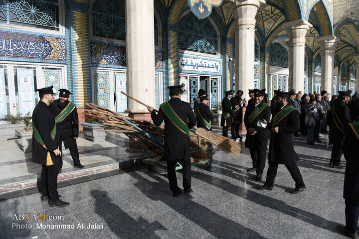 در آستانه میلاد با سعادت منجی عالم بشریت حضرت مهدی(عج)، آیین جاروکشی صحن و سرای آستان مقدس مسجد جمکران جمعه (۱۰ بهمن ۱۴۰۴) با حضور خادمان این آستان برگزار شد.