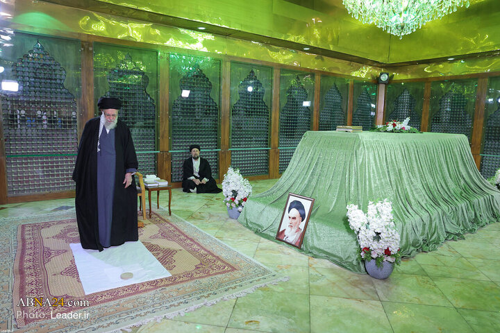 حضور رهبر معظم انقلاب در مرقد بنیانگذار جمهوری اسلامی ایران