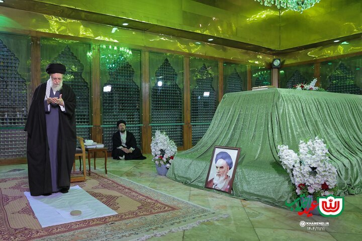 Supreme Leader visits Imam Khomeini Mausoleum in Tehran