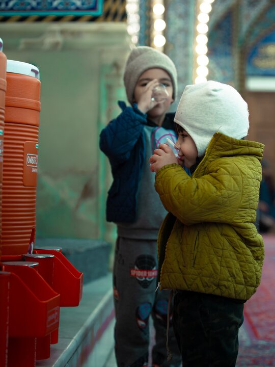 Saciarse de la generosidad de Abbas (la paz sea con él); un sorbo de tranquilidad junto a su santuario en Karbala