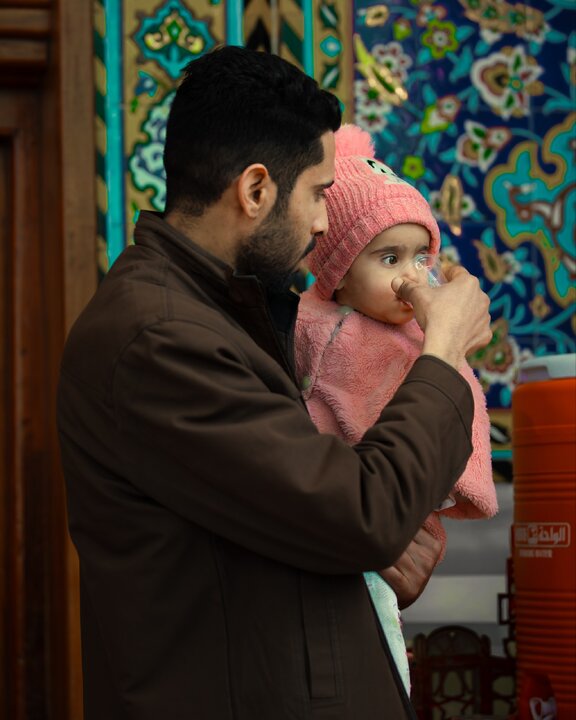 Saciarse de la generosidad de Abbas (la paz sea con él); un sorbo de tranquilidad junto a su santuario en Karbala