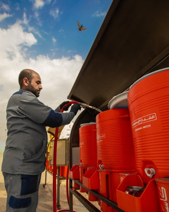 Saciarse de la generosidad de Abbas (la paz sea con él); un sorbo de tranquilidad junto a su santuario en Karbala