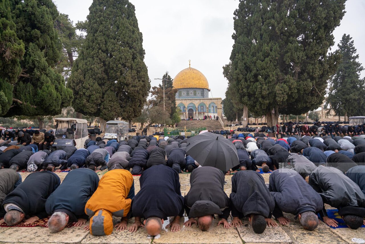 70,000 Palestinians attend Friday prayer at Aqsa Mosque