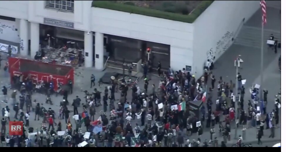 Vîdyo | Amerîkîyên hêrsbûyî êrîşî avahiya federal li Los Angelesê dikin