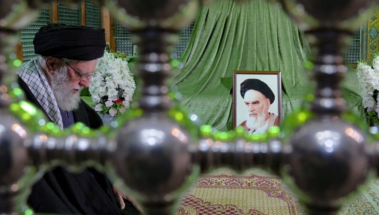 Video / İran İslam Devrimi Lideri Ayetullah Hamaney, İmam Humeyni’nin Türbesini Ziyaret Etti