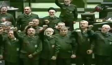 فيديو | النواب الإيرانيون يرتدون ثياب الحرس الثوري ويطلقون شعارات ضد أمريكا وإسرائيل