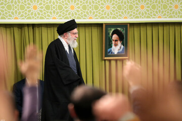 Фото Репортаж | Фәҹр Онҝүнлүјү илә Бағлы Халгын Мүхтәлиф Тәбәгәләрдән Олан Минләрлә Инсан Имам Хаменеи илә Ҝөрүшдү