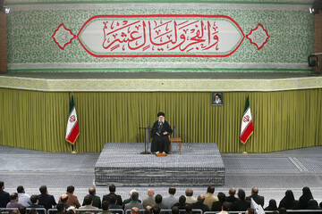 دیدار هزاران نفر از اقشار مختلف مردم با رهبر انقلاب